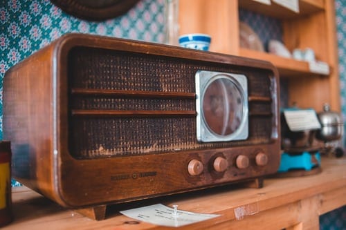 Vintage radio on shelf to illustrate Sara Starling radio commercial voice over blog 