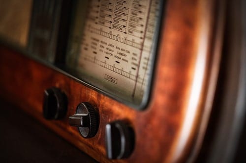 Vintage radio to illustrate Sara Starling radio commercial voice over blog